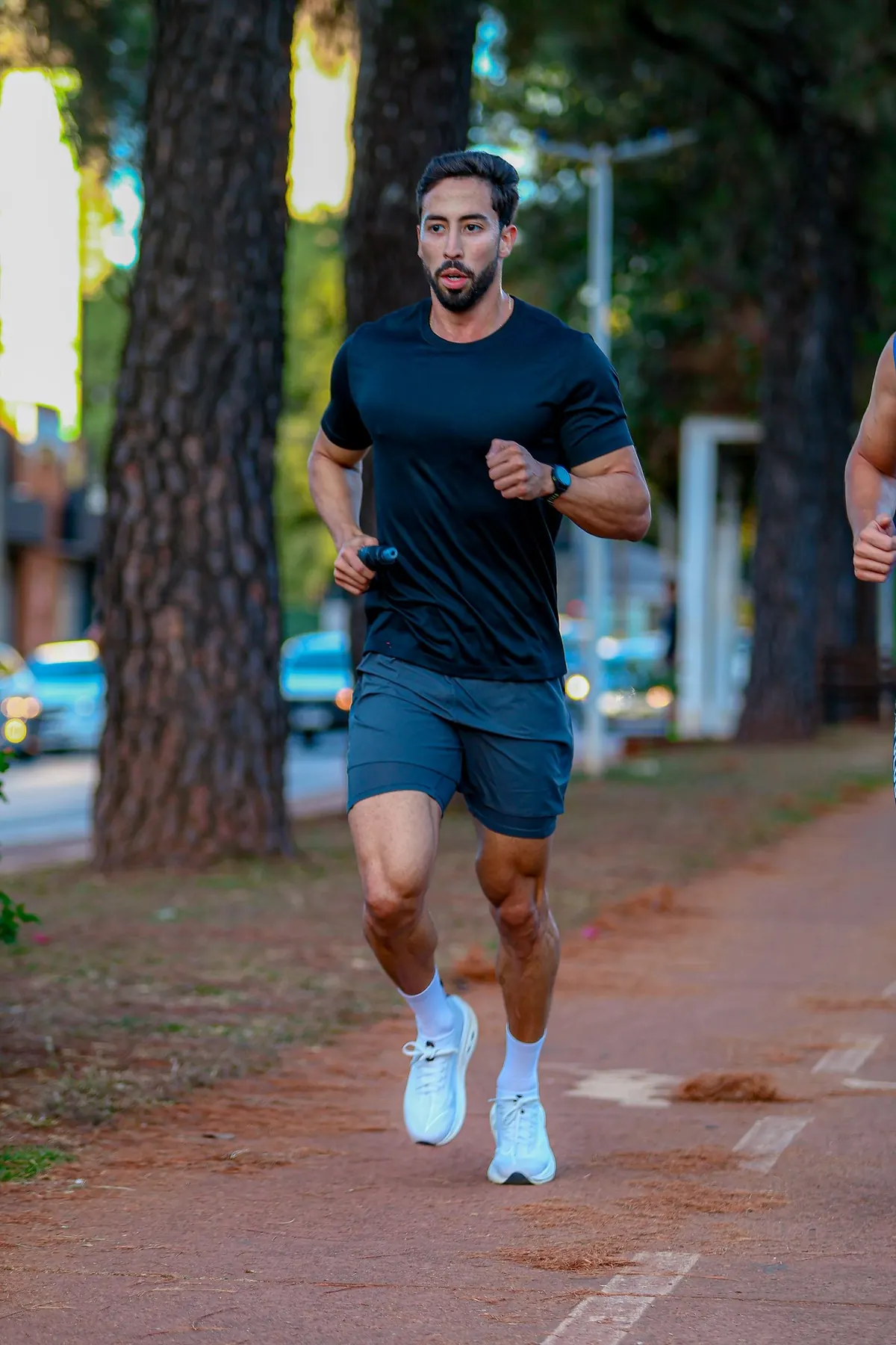 Thiago Zica correndo em uma via arborizada